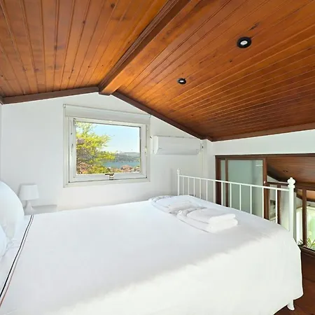 Lovely Bright Triplex 5bd35bath Gem Views 178 아파트